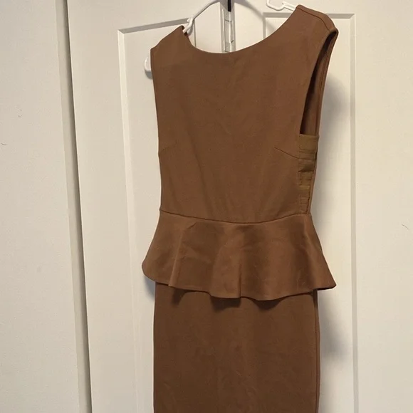 [Alice + Olivia] Employed Brown Sleeveless Peplum Pencil Midi Dress Women’s Sz 6 - Picture 3 of 10